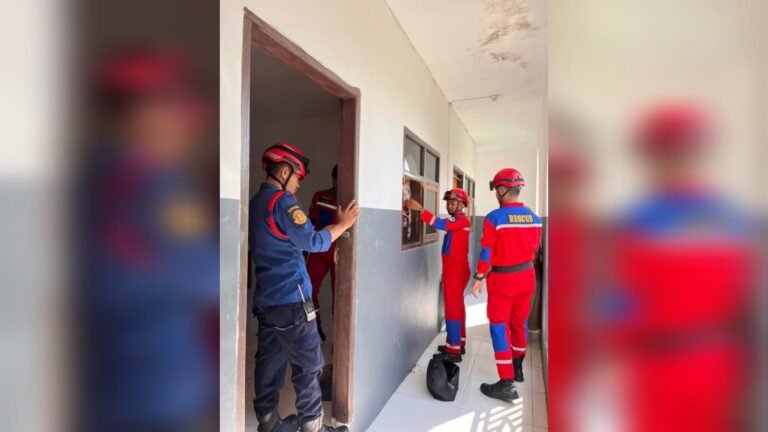 Damkar Kendari Evakuasi Pintu Terkunci, Selesai 10 Menit