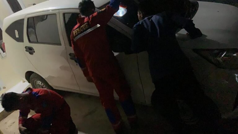 Damkar Kendari Evakuasi Mobil Terkunci di Rahandouna Malam Hari