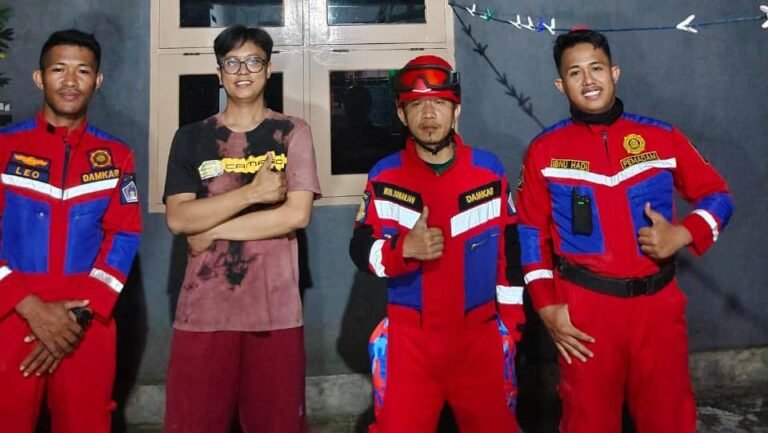 Damkar Kendari Evakuasi Sarang Tawon di Sodoha Kendari Barat