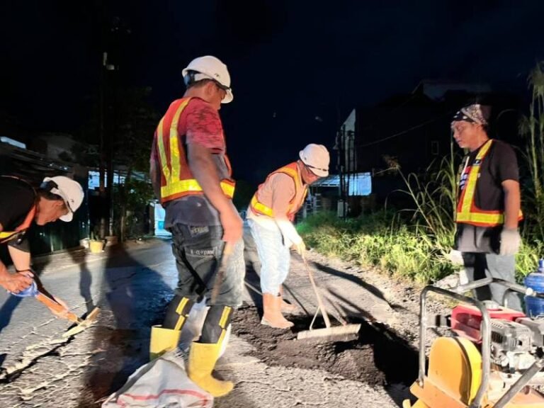 Komunitas Abu Langit Tambal 33 Titik Jalan Rusak Kendari