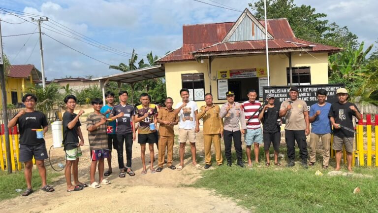 Polsek Benua dan Warga Gotong Royong Bersih Lingkungan