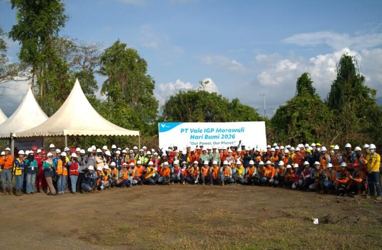 PT Vale Tanam Mangrove dan Bersih Pantai