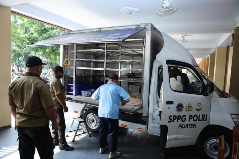 Polri Uji Coba MBG Prasmanan, Siswa Belajar Disiplin dan Gizi