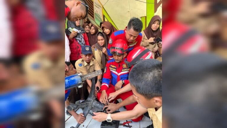 Damkar Kendari Evakuasi Siswa SMP 6, Jari Tersangkut Kursi