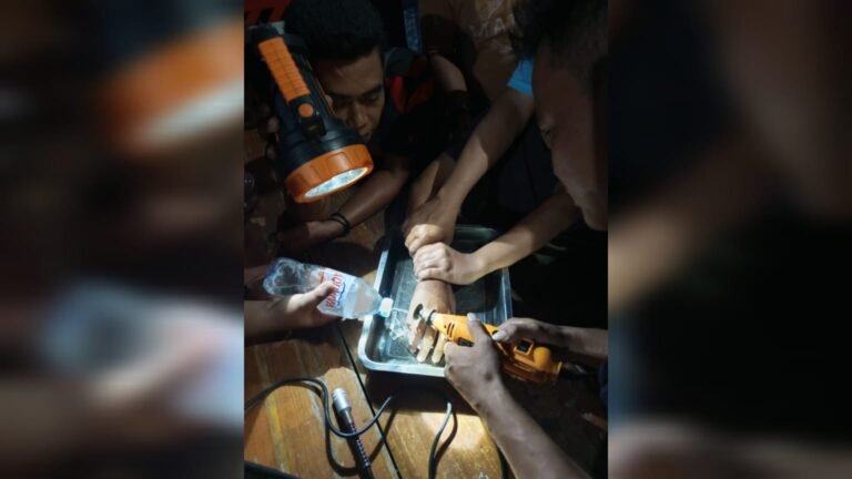 Damkar Kendari Lepaskan Cincin Remaja, Evakuasi Berjalan Aman