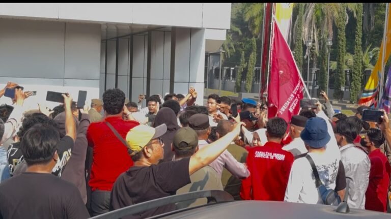 Demo Mahasiswa Kendari Ricuh, Tuntut Pelaku Penyiraman Air Keras Diadili