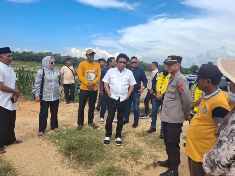 Ridwan Bae Tinjau Irigasi dan Bedah Rumah di Mowila