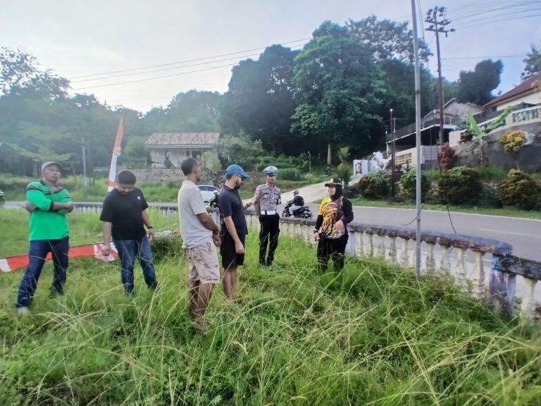 Polisi dan Pemdes Dorong Penerangan Jalan Pendakian Pohara