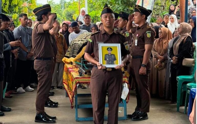 Pemakaman Asruddin Berlangsung Khidmat, Kajati Sulsel Wakili Pelepasan