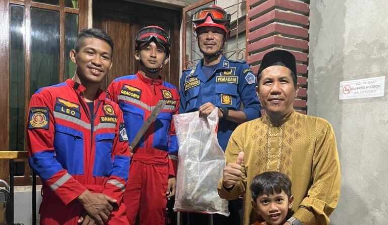 Damkar Kendari Evakuasi Sarang Tawon di Rahandouna