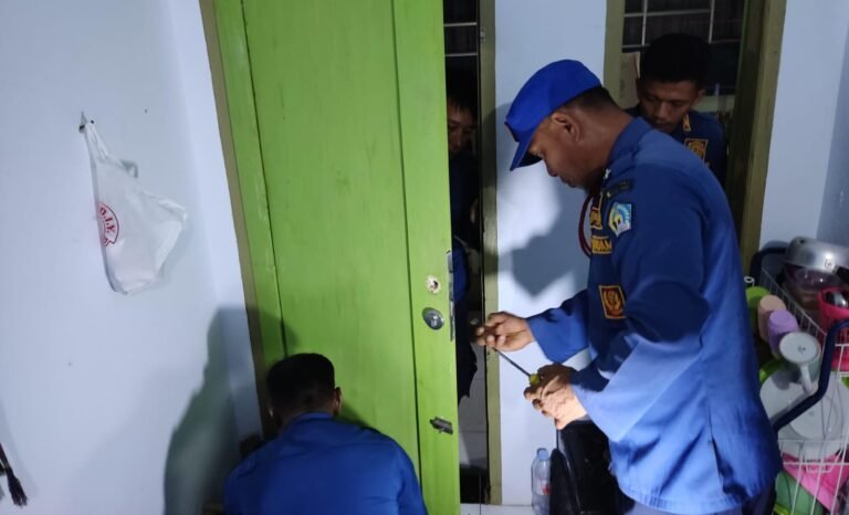 Damkar Kendari Evakuasi Mahasiswi Terjebak di Kamar Kos Terkunci