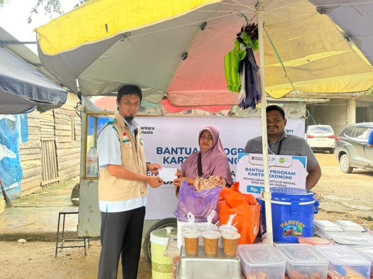 YBM PLN Kendari Bantu Modal Dua Penjual Nasi Kuning