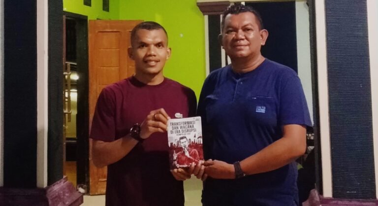 Kepala Desa Maperaha Apresiasi Buku Karya Mahasiswa Rasmin Jaya