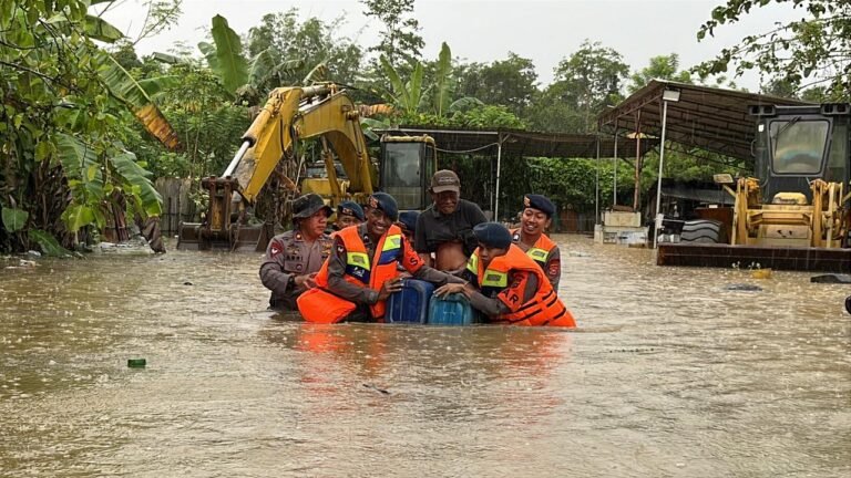 Brimob Polda Sultra Evakuasi Korban Banjir di Kota Kendari