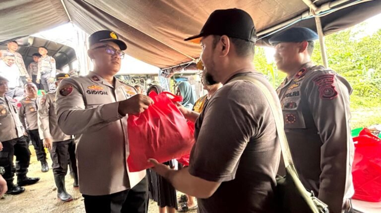 Wakapolda Sultra Bagikan 200 Bingkisan untuk Korban Banjir Kali Wanggu