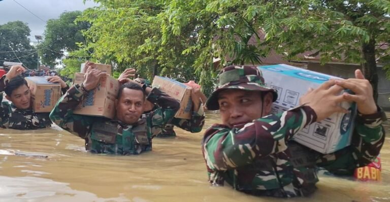 Kodim 1417 Kendari Bantu Warga Terdampak Banjir