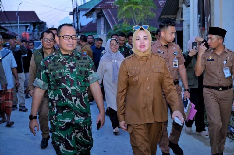 Forkopimda Kendari Salurkan Bantuan Korban Banjir di Titik Pengungsian