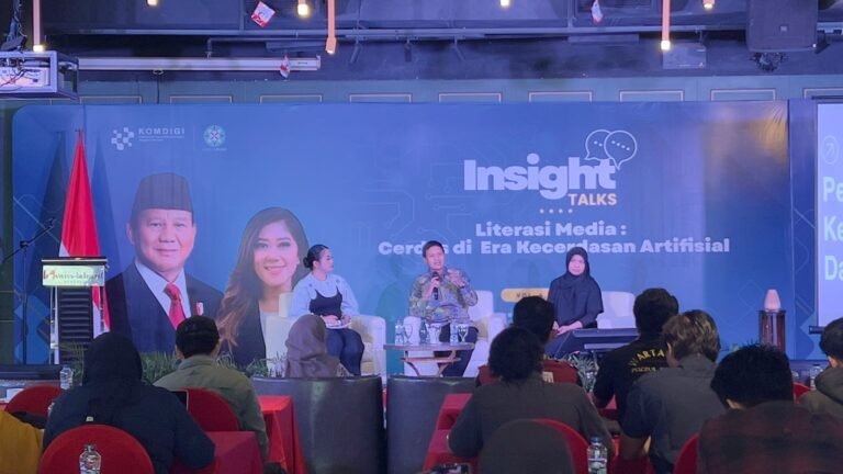 Komdigi Gelar Insight Talk Bertajuk Cerdas di Era Kecerdasan Artifisial di Kendari