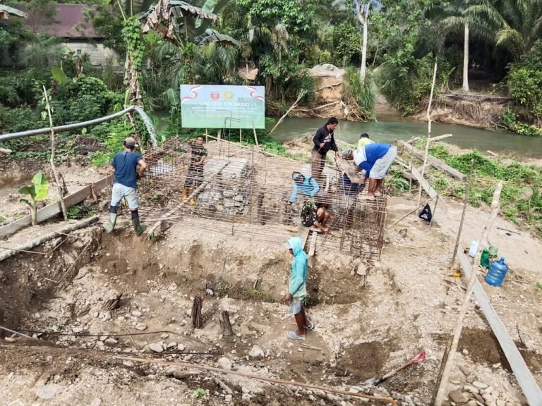 Pembangunan Jembatan Garuda Konawe Dikebut, TNI dan Warga Gotong Royong