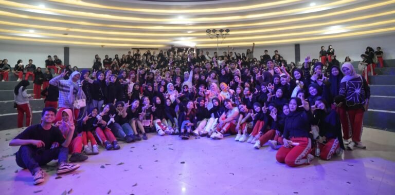 Laskar Sastra UHO Gandeng Pelajar Kendari Gelar Teater ‘7 Warna Langit’
