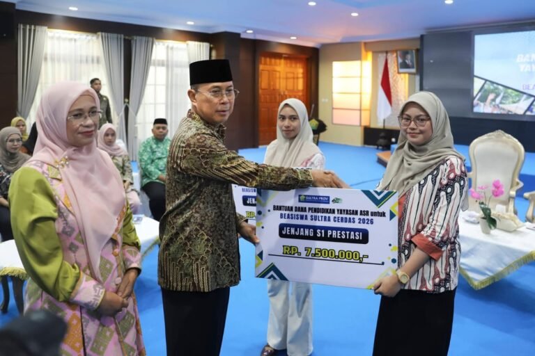 Gubernur Sultra Serahkan Beasiswa Sultra Cerdas untuk 150 Mahasiswa