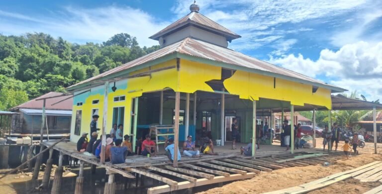PT WIN Salurkan 200 Ret Timbunan untuk Masjid Nurul Jihad