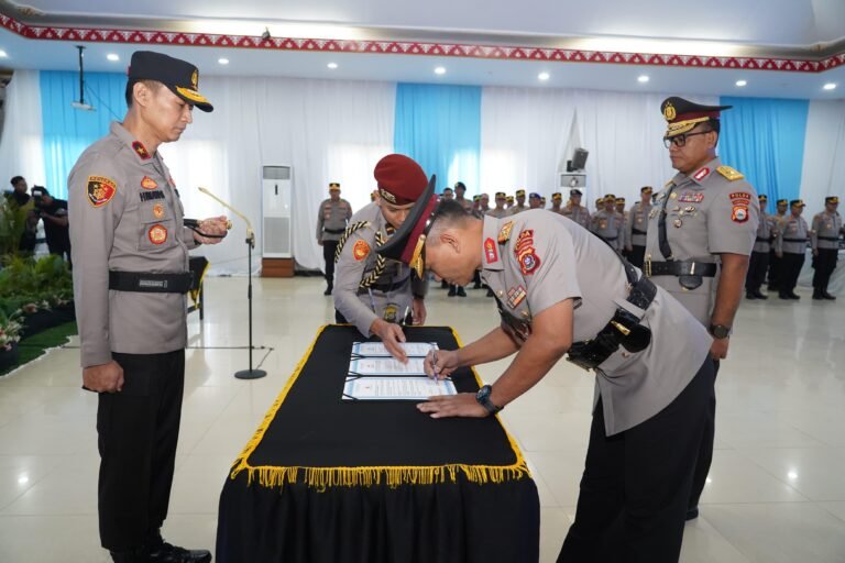 Kapolda Sultra Pimpin Sertijab Wakapolda Baru Brigjen Budi Hermawan