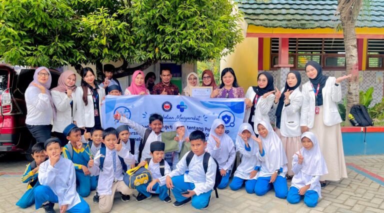 Mahasiswa Apoteker UHO Edukasi PHBS Siswa SDN 100 Kendari