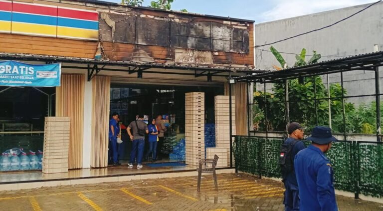 Kebakaran Indomaret Baruga Kendari, Damkar Padamkan Api dalam 43 Menit