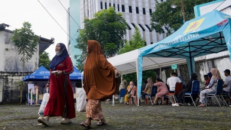 PLN Sulselrabar Pasang Listrik Gratis untuk 61 Keluarga Miskin