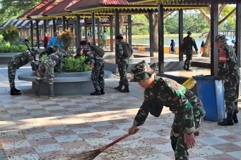 HUT Kodam Hasanuddin, Kodim Kendari Bersihkan Pantai Nambo