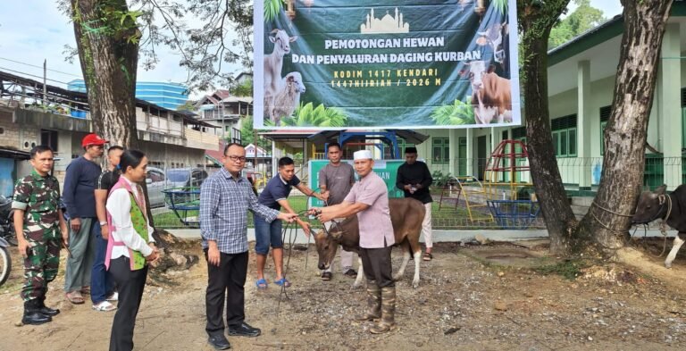 Kodim 1417 Kendari Bagikan Daging Kurban Idul Adha untuk Warga