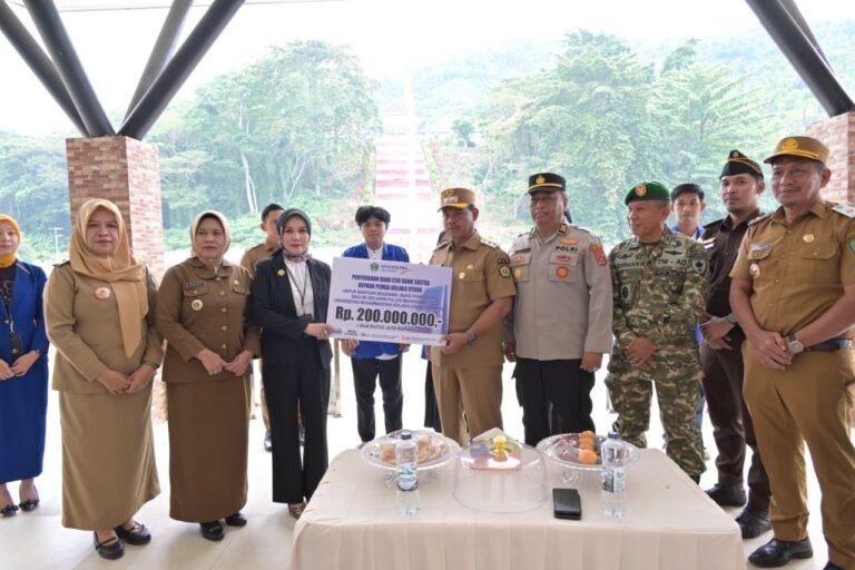 Bank Sultra Salurkan Beasiswa CSR Rp200 Juta untuk Mahasiswa UMKOTA