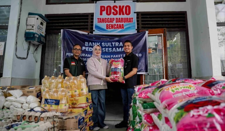 Bank Sultra Salurkan 300 Paket Sembako untuk Korban Banjir Kendari