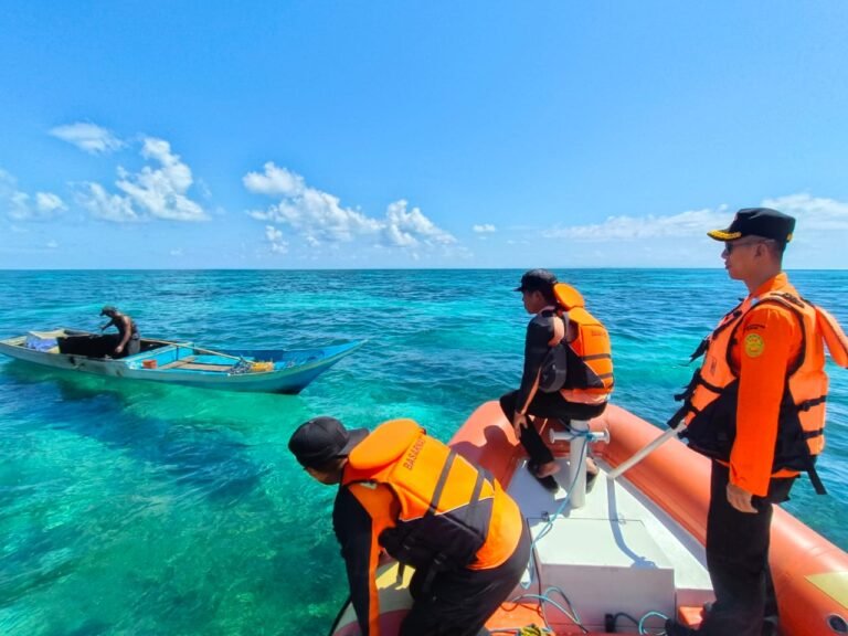 Basarnas Selamatkan Nelayan Wakatobi Usai Longboat Rusak Mesin