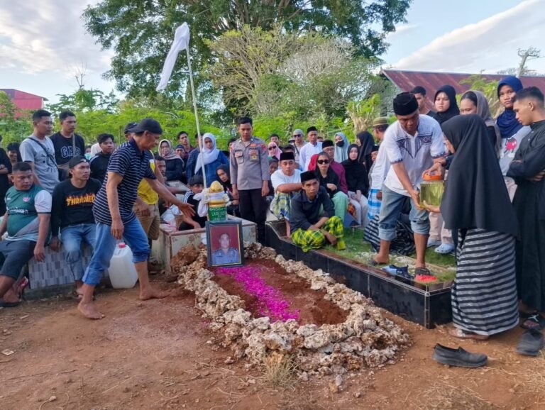 Kapolres Buton Pimpin Pemakaman Kedinasan Iptu La Ode Kustian