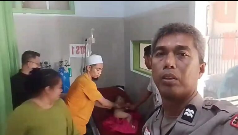 AIPTU Syamsumarlin Evakuasi Balita Tenggelam ke RS Santa Anna