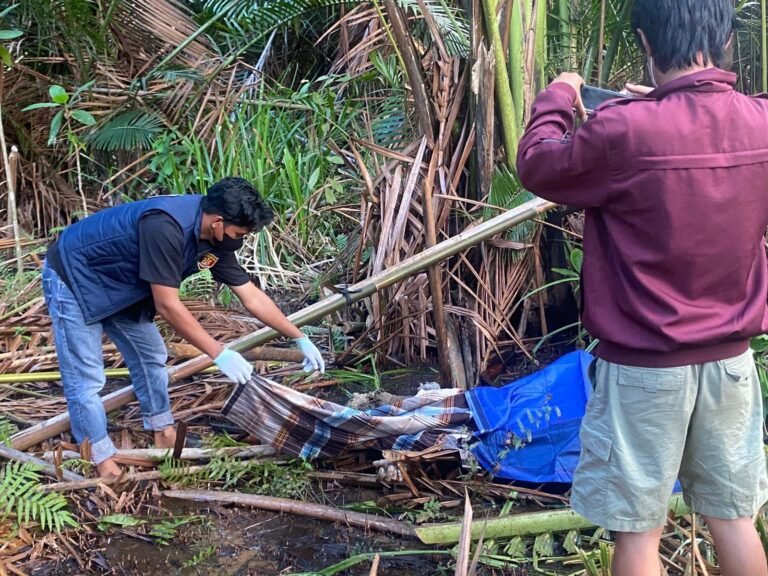 Polsek Bondoala Evakuasi Warga Ditemukan Meninggal di Rawa Lamendora