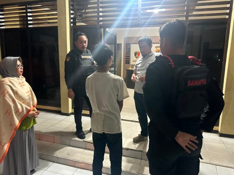 Pria Mabuk Bawa Pisau Ngamuk dan Rusak Rumah di Kendari
