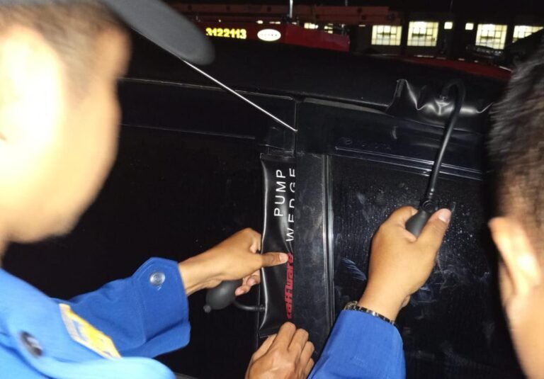 Damkar Kendari Evakuasi Mobil Terkunci di Parkiran RS Bhayangkara