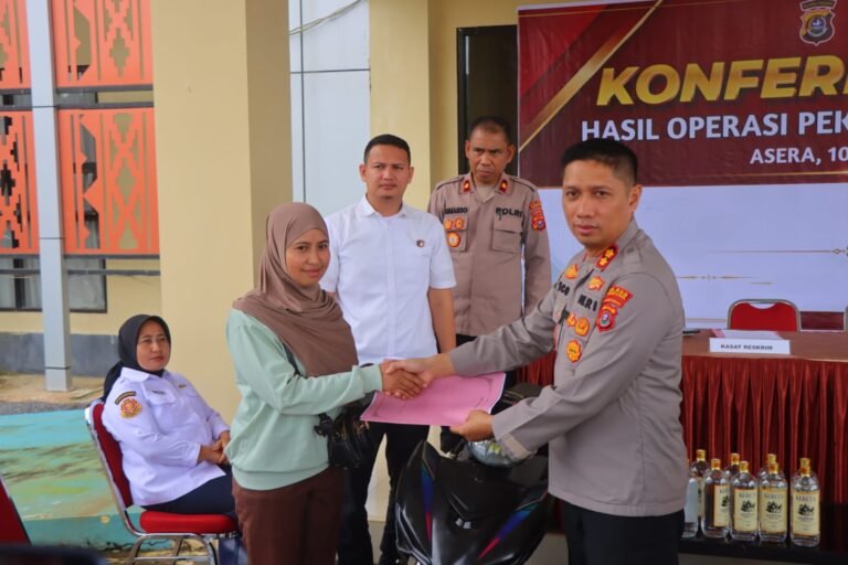 Kapolres Konawe Utara Serahkan Motor Curian, Korban Terharu