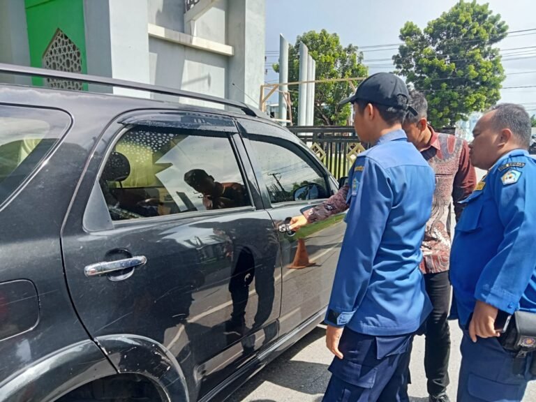 Damkar Kendari Berhasil Buka Pintu Mobil Terkunci di Kambu