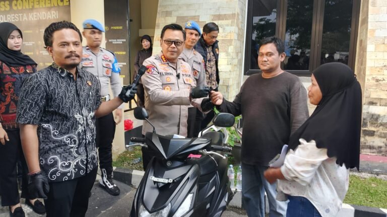 Kapolresta Kendari Serahkan Motor Hasil Ungkap Kasus Curanmor