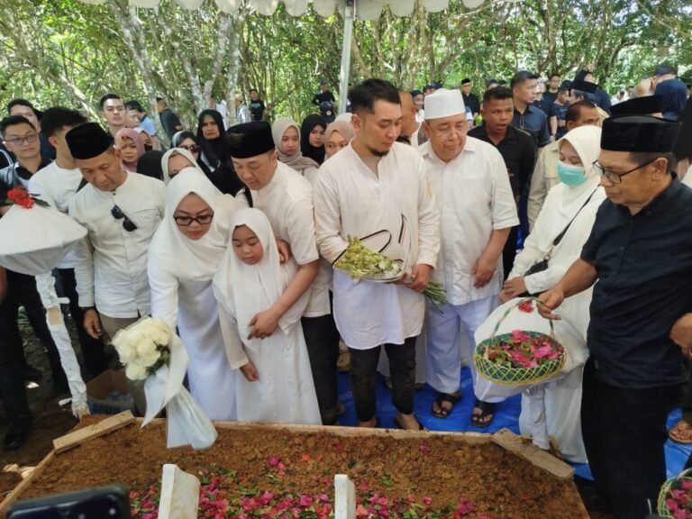 Sri Yastin Asrun Dimakamkan di Konawe, Ribuan Pelayat Berduka