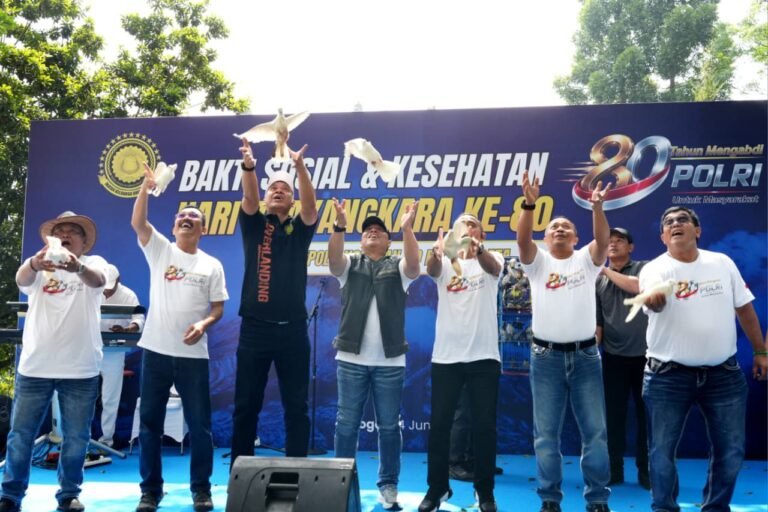 Wakapolri dan Akpol 90 Gelar Bakti Sosial Hari Bhayangkara
