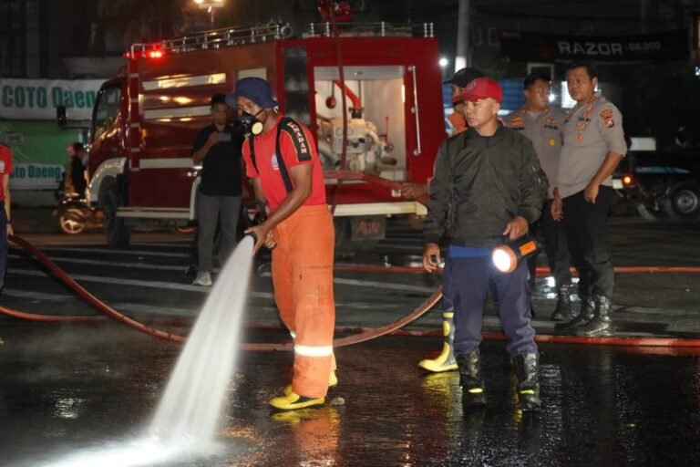 Usai Aksi Mahasiswa, Polisi Bersihkan Sisa Ban Terbakar Kendari
