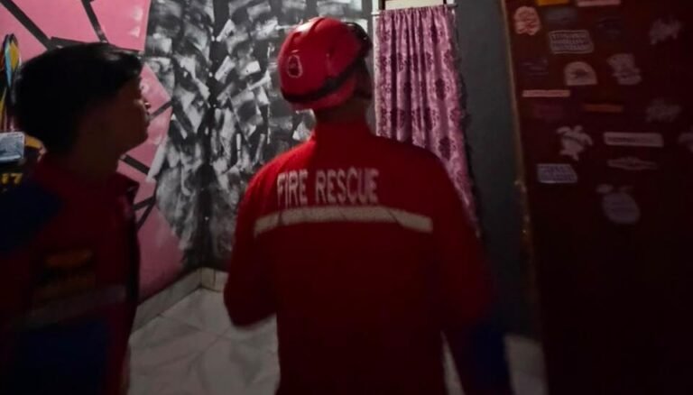 Damkar Kendari Evakuasi Sarang Tawon di Rumah Warga Anduonohu