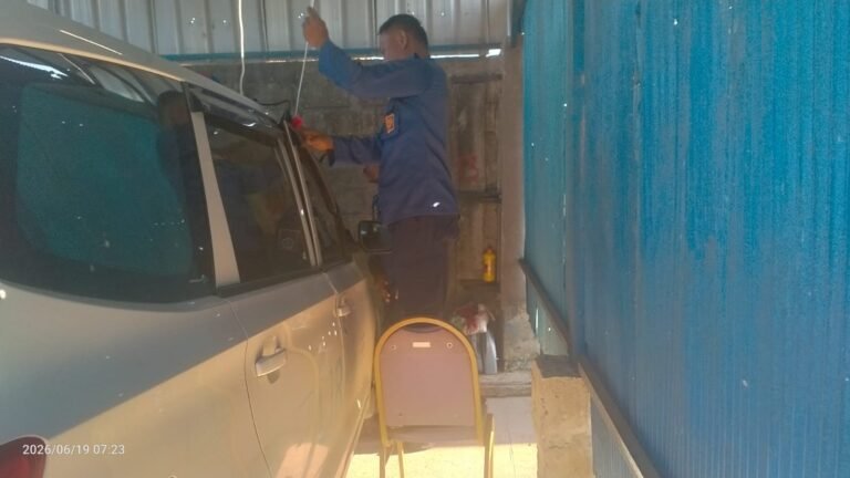 Damkar Kendari Buka Pintu Mobil Terkunci di Hotel Liras