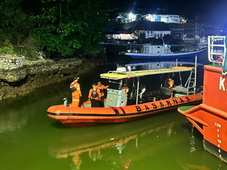 Basarnas Selamatkan Enam ABK Kapal Bocor di Perairan Bokori