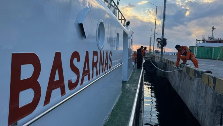 Basarnas Kendari Evakuasi Kapal Mati Mesin di Perairan Batu Atas